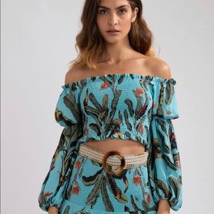 PATBO TROPICAL PRINT SHIRRED CROPPED TOP